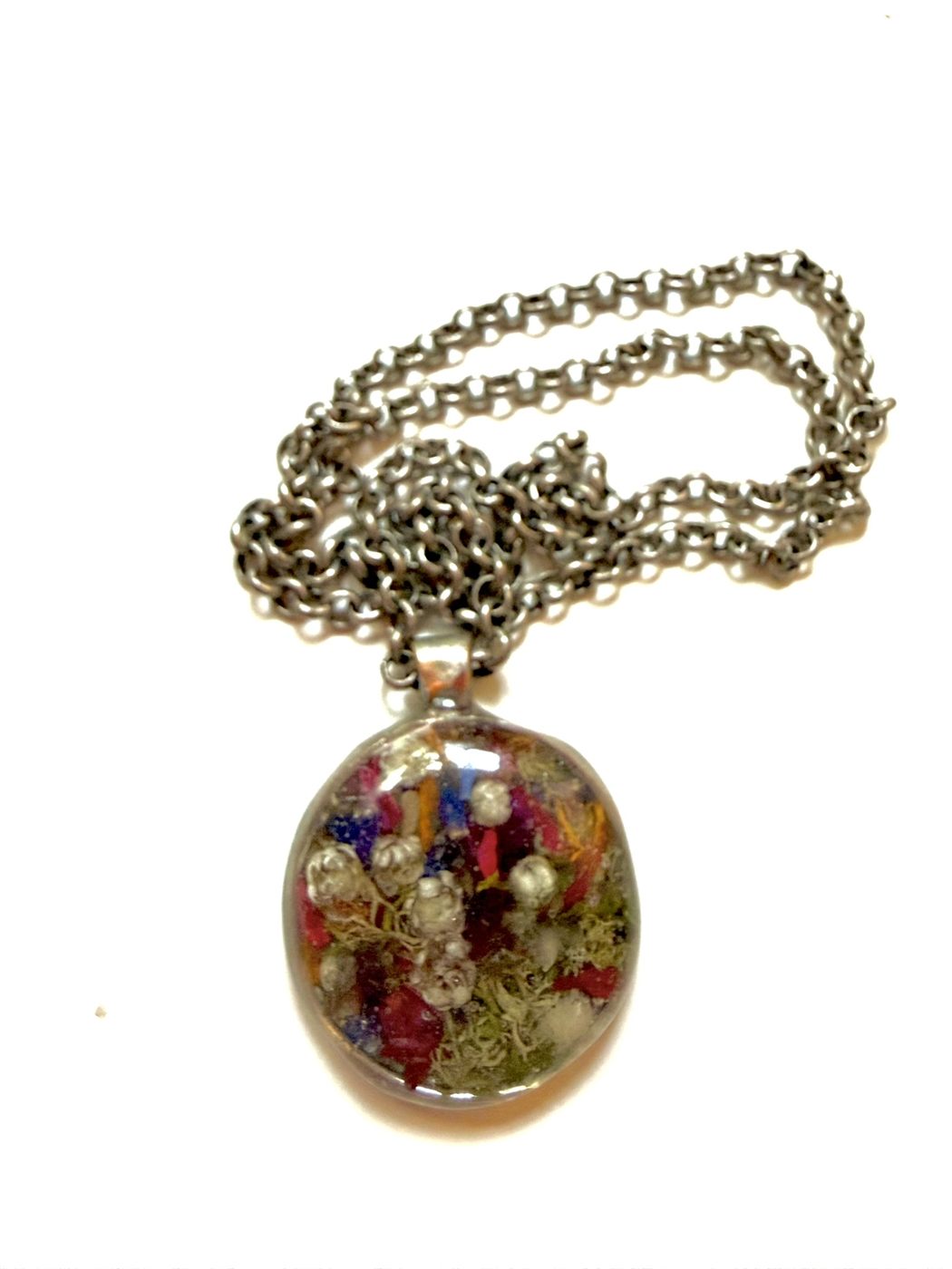 pendant-she-carried-colors detail 1