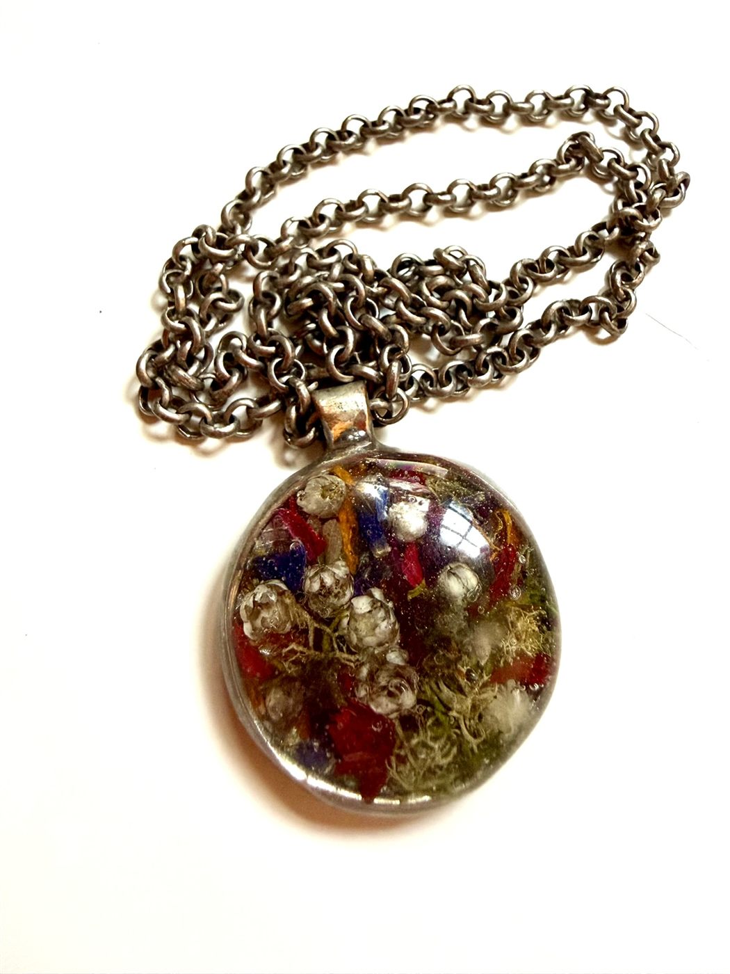 pendant-she-carried-colors detail 2