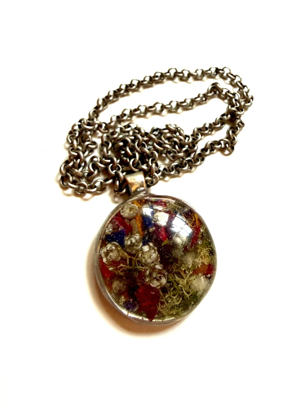 pendant-she-carried-colors detail 3