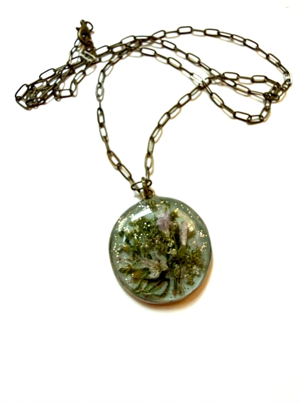 pendant-she-found-claytonia detail 1