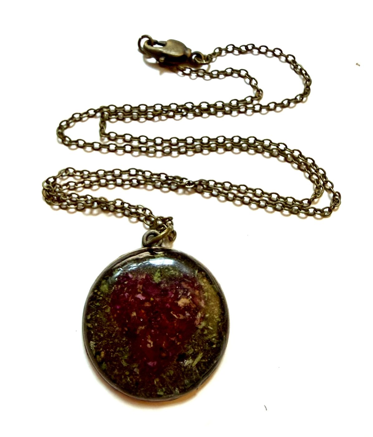pendant-she-pressed-a-heart detail 2