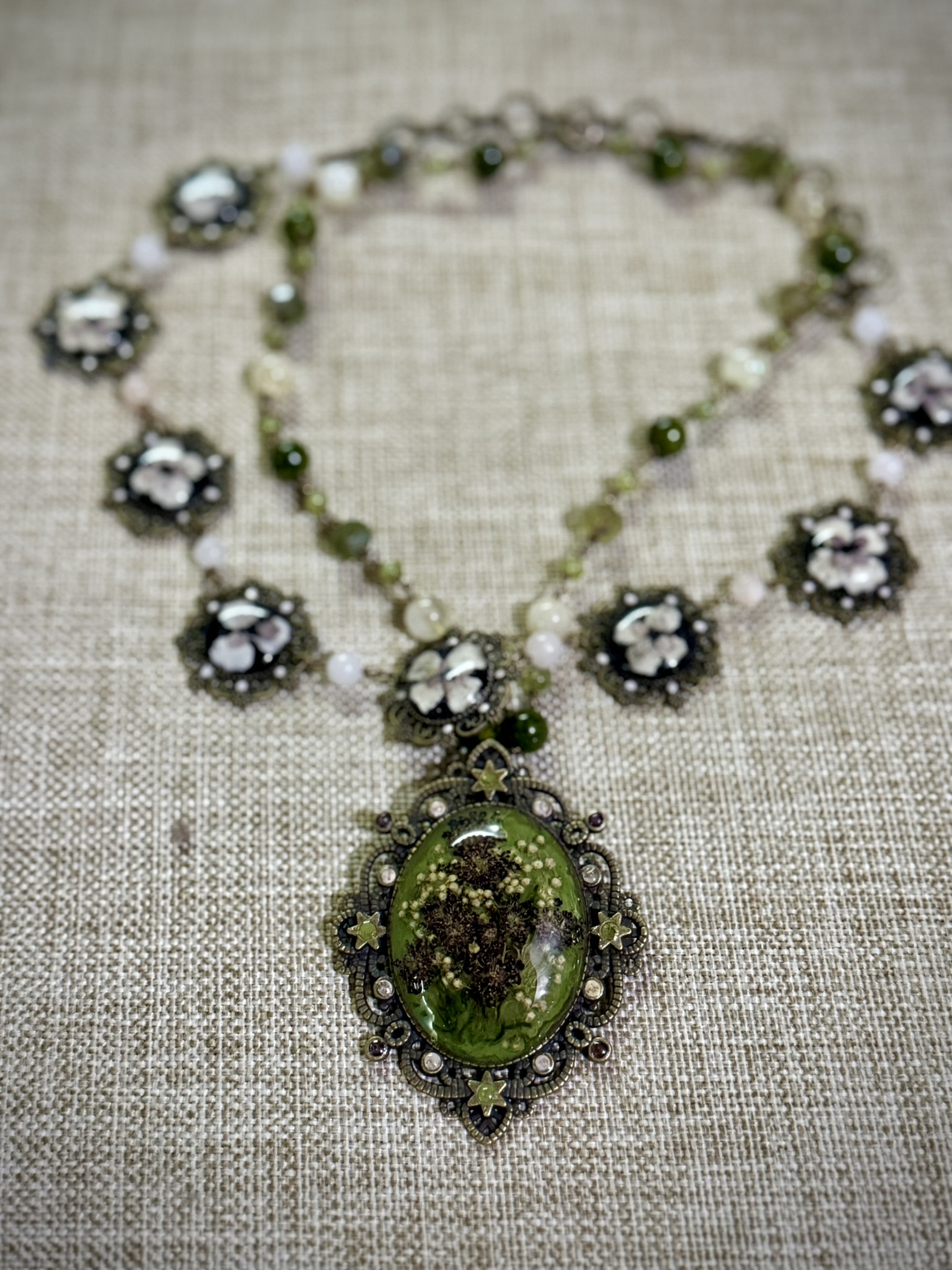 'The Garden Queen's Coronation Set' — detail 1