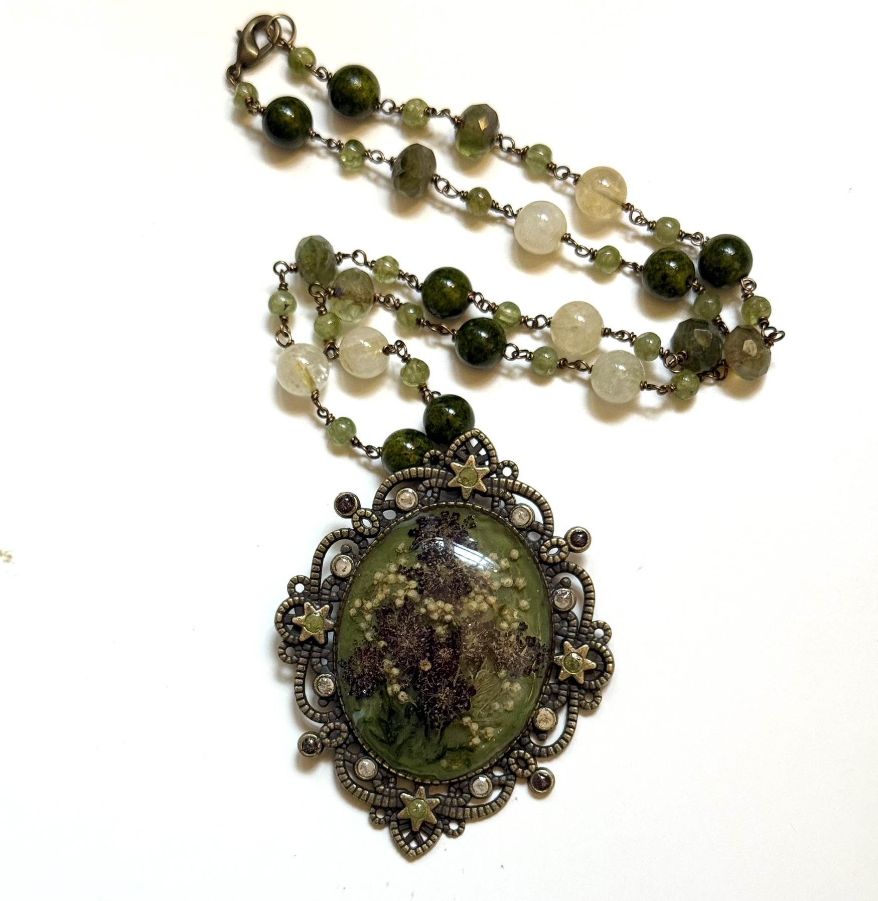 'The Garden Queen's Coronation Set' — detail 2